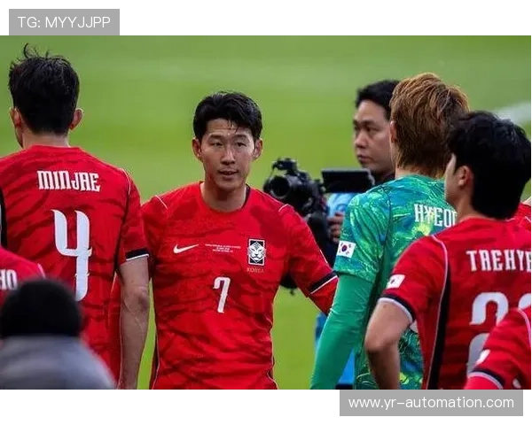 孙兴慜下场后偷偷拿出豪车钥匙，旁边队友差点羡慕哭了